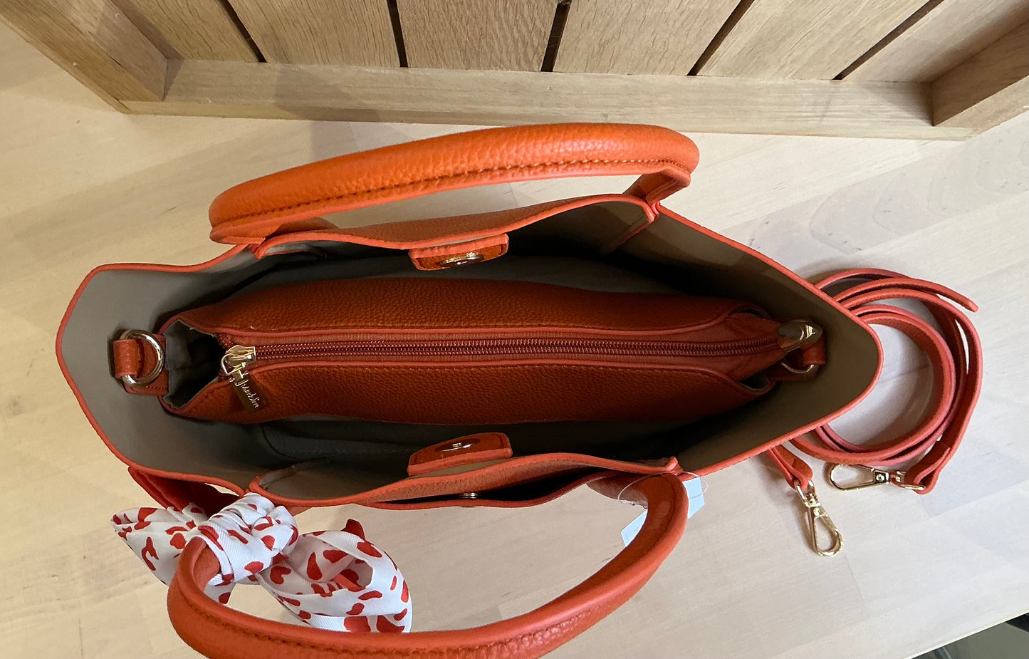 Umhängetasche mit Zierband