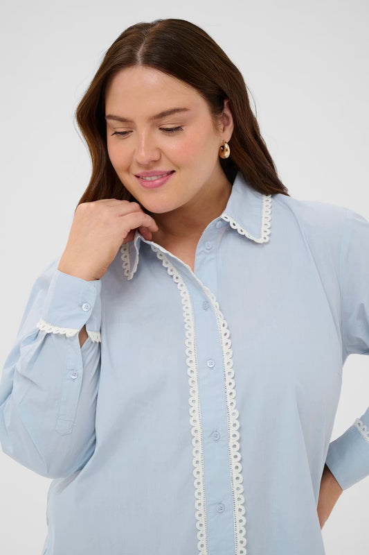 Hemdbluse mit verspielten Details