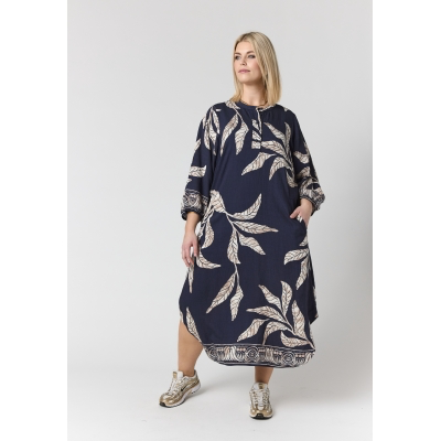 Herbstkleid mit Blätterprint