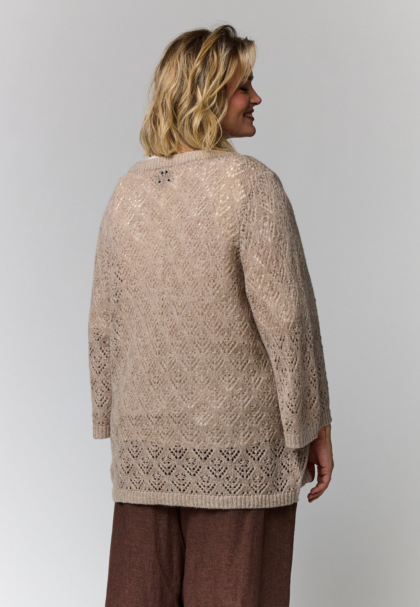 Strickpulli mit Lochmuster