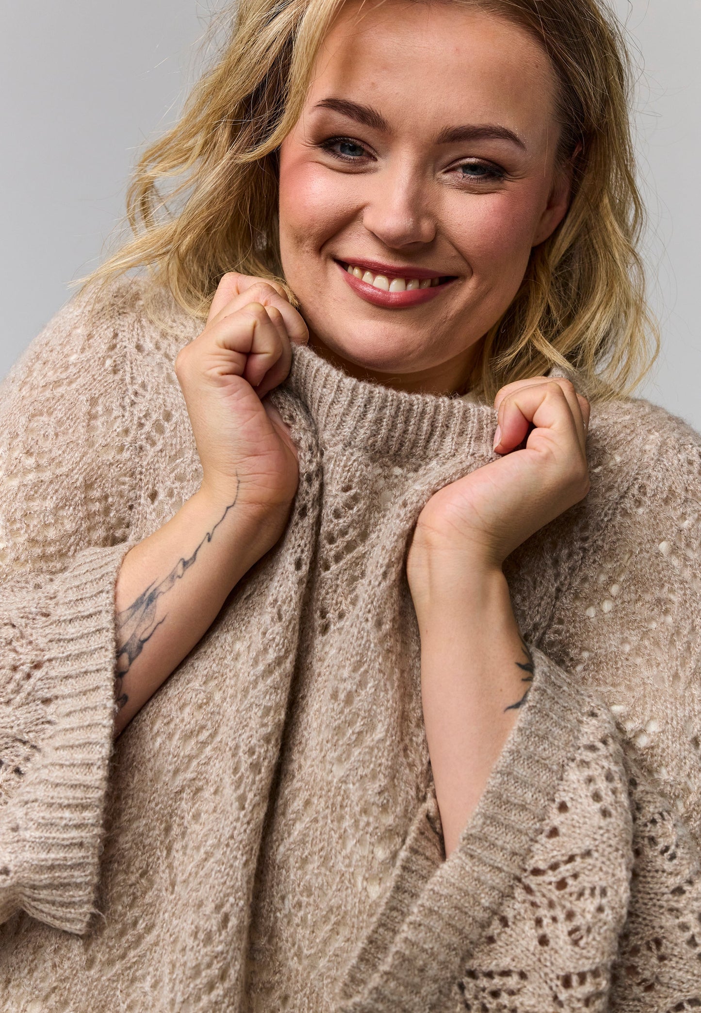 Strickpulli mit Lochmuster