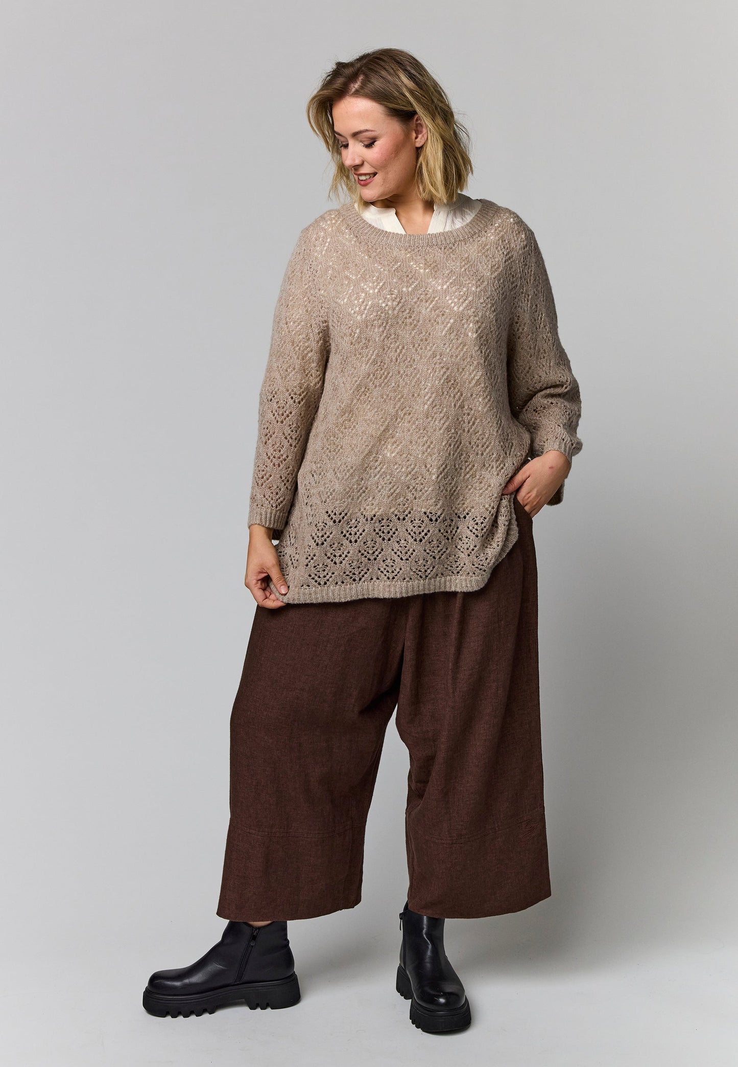 Strickpulli mit Lochmuster