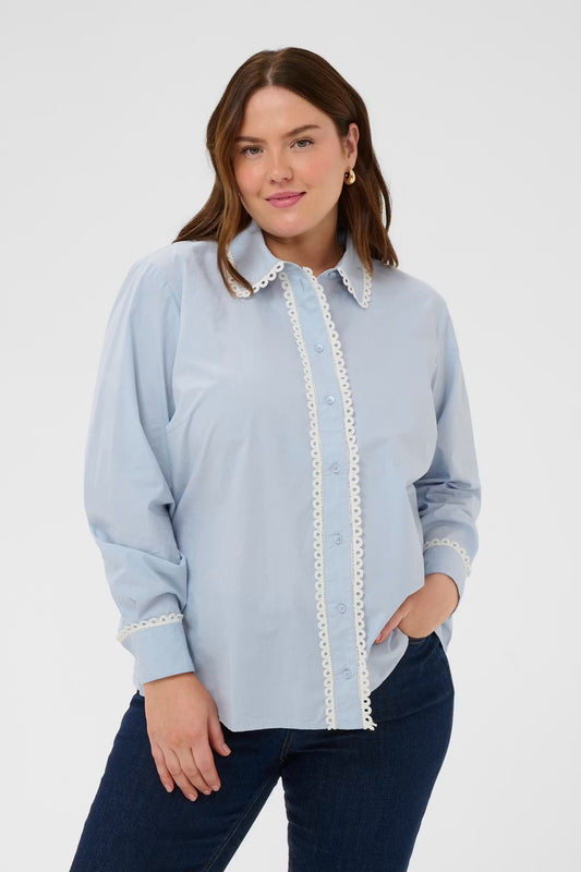 Hemdbluse mit verspielten Details