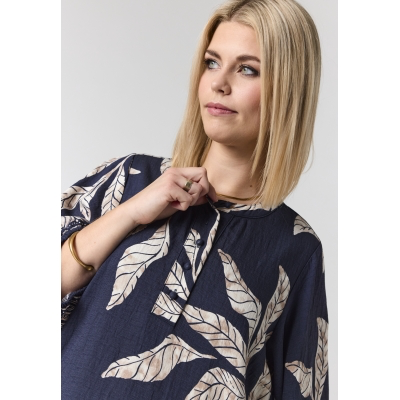 Herbstkleid mit Blätterprint