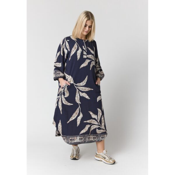 Herbstkleid mit Blätterprint
