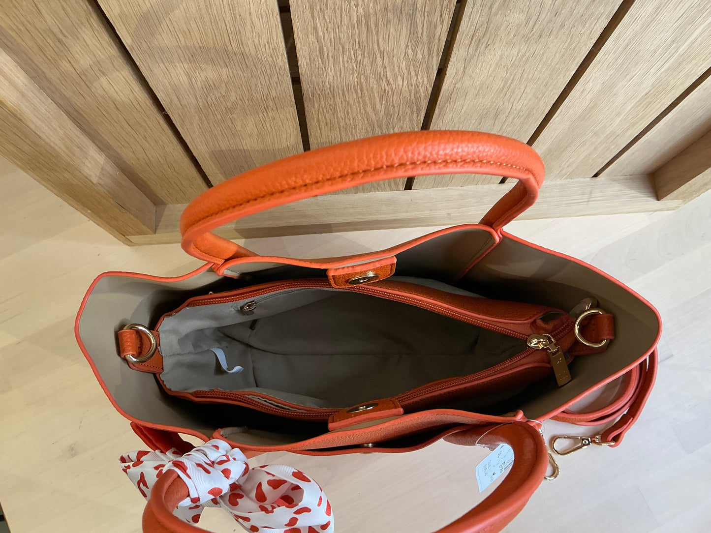 Umhängetasche mit Zierband
