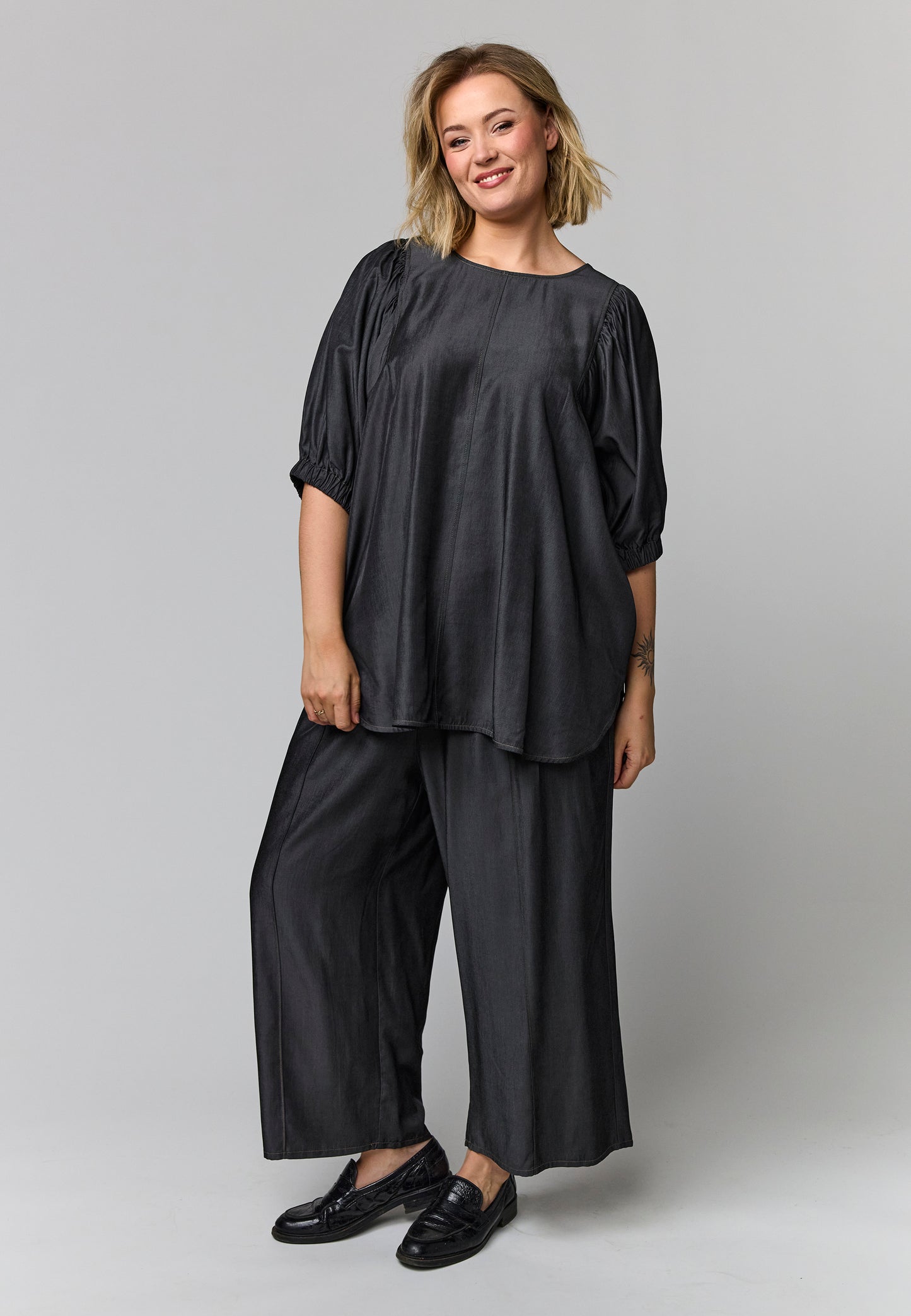 Modernes Blusenshirt mit leichtem Glanz