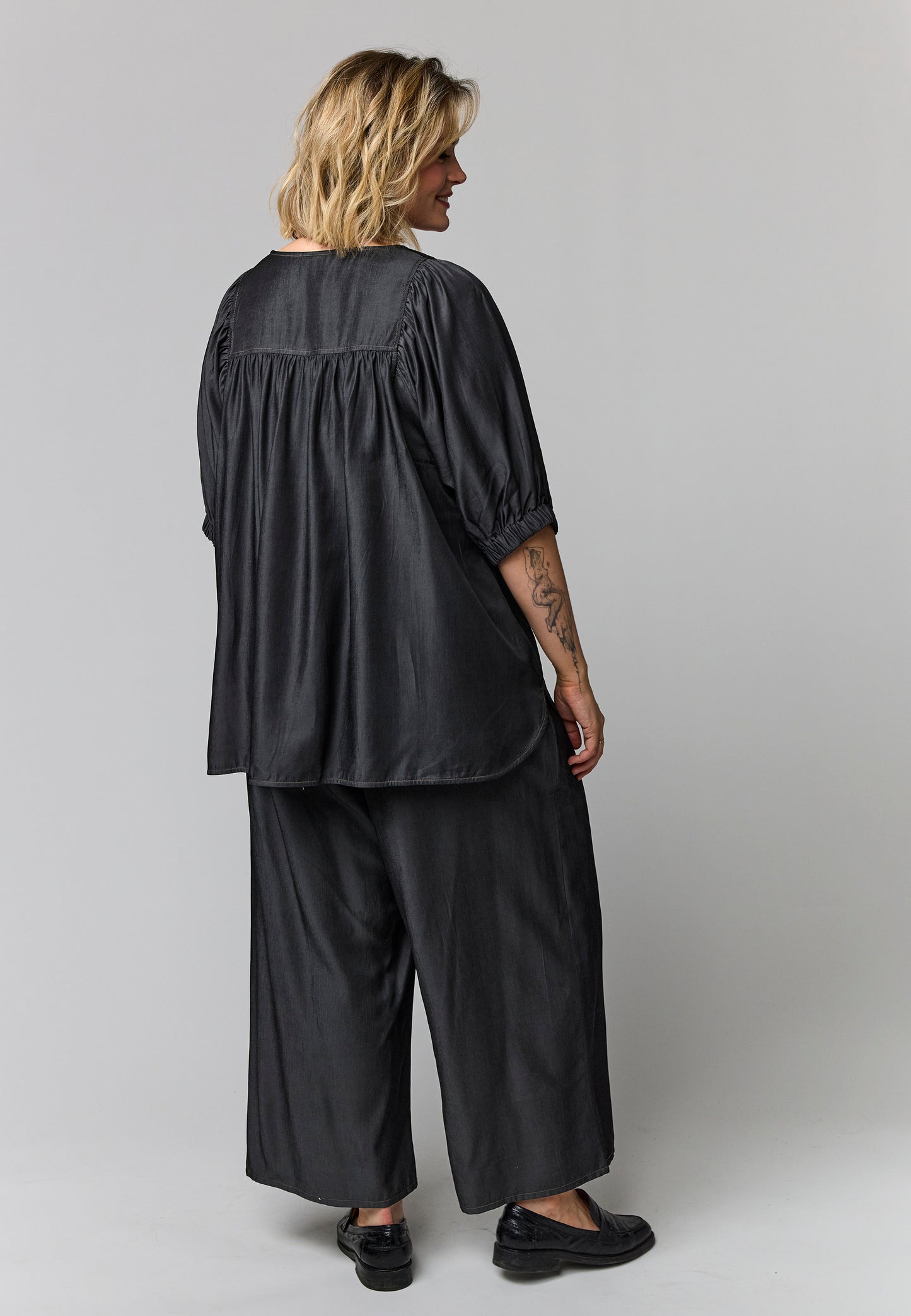 Modernes Blusenshirt mit leichtem Glanz