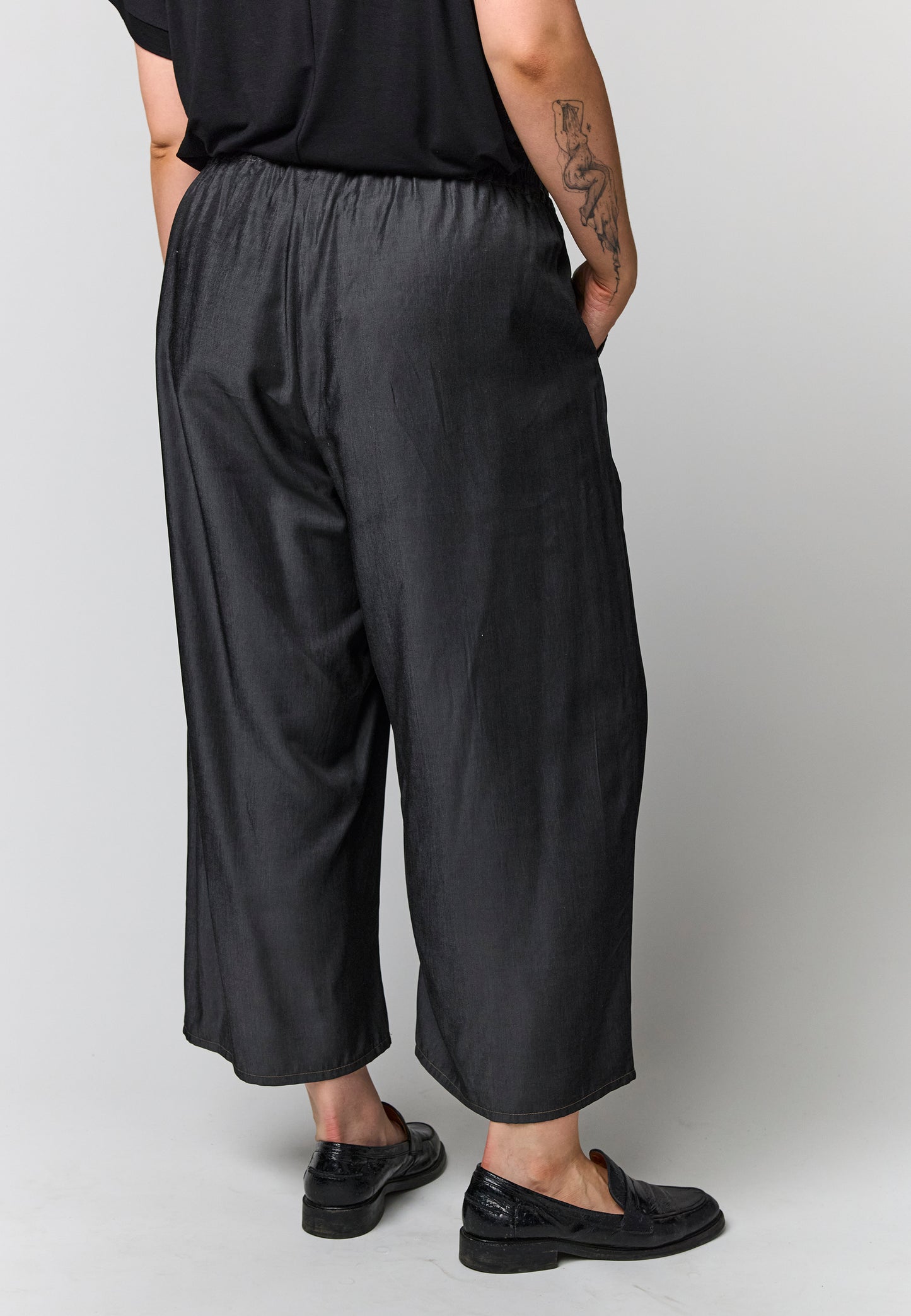 moderne Schlupfhose mit leichtem Glanz