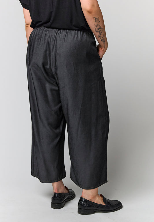 moderne Schlupfhose mit leichtem Glanz