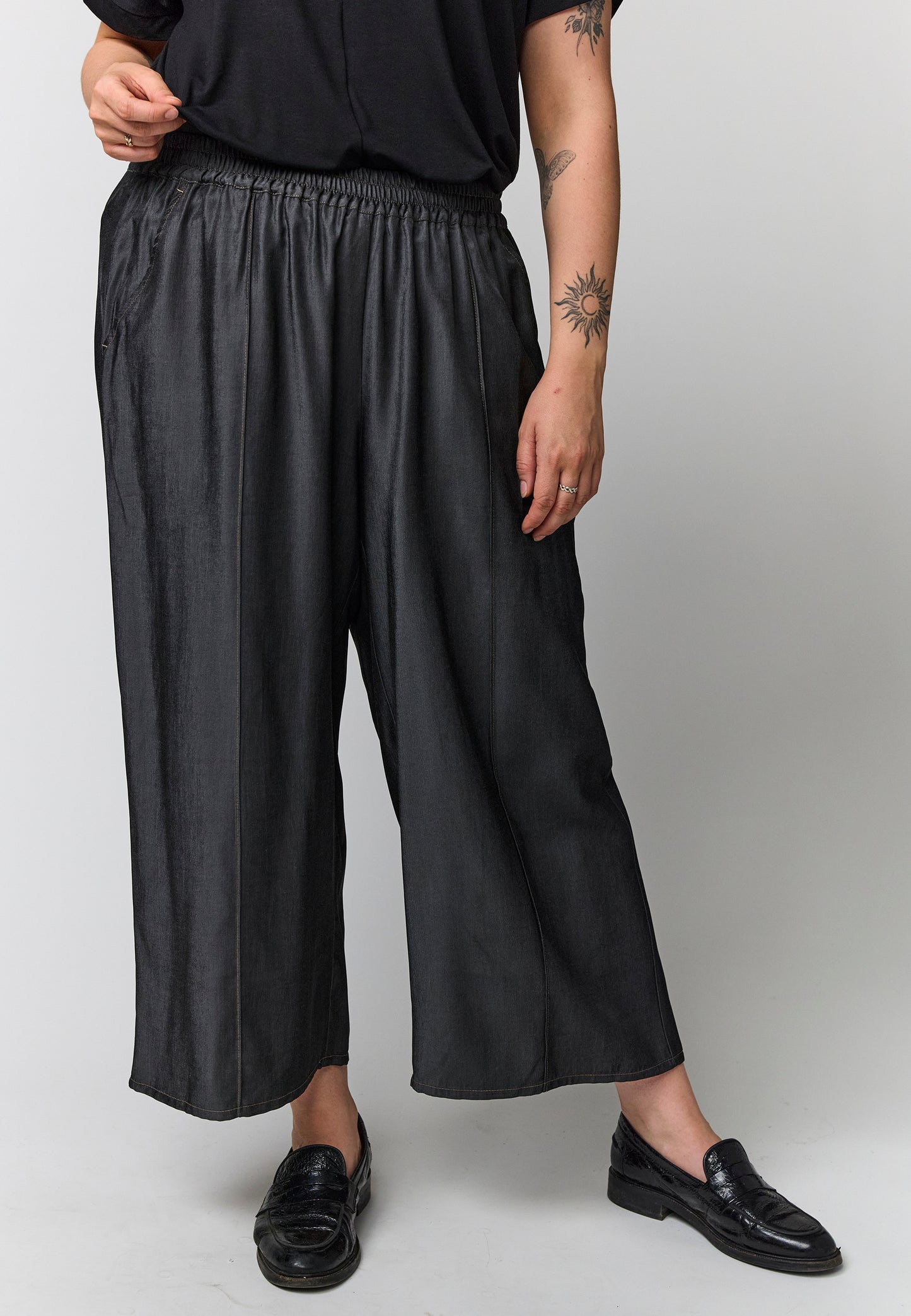 moderne Schlupfhose mit leichtem Glanz
