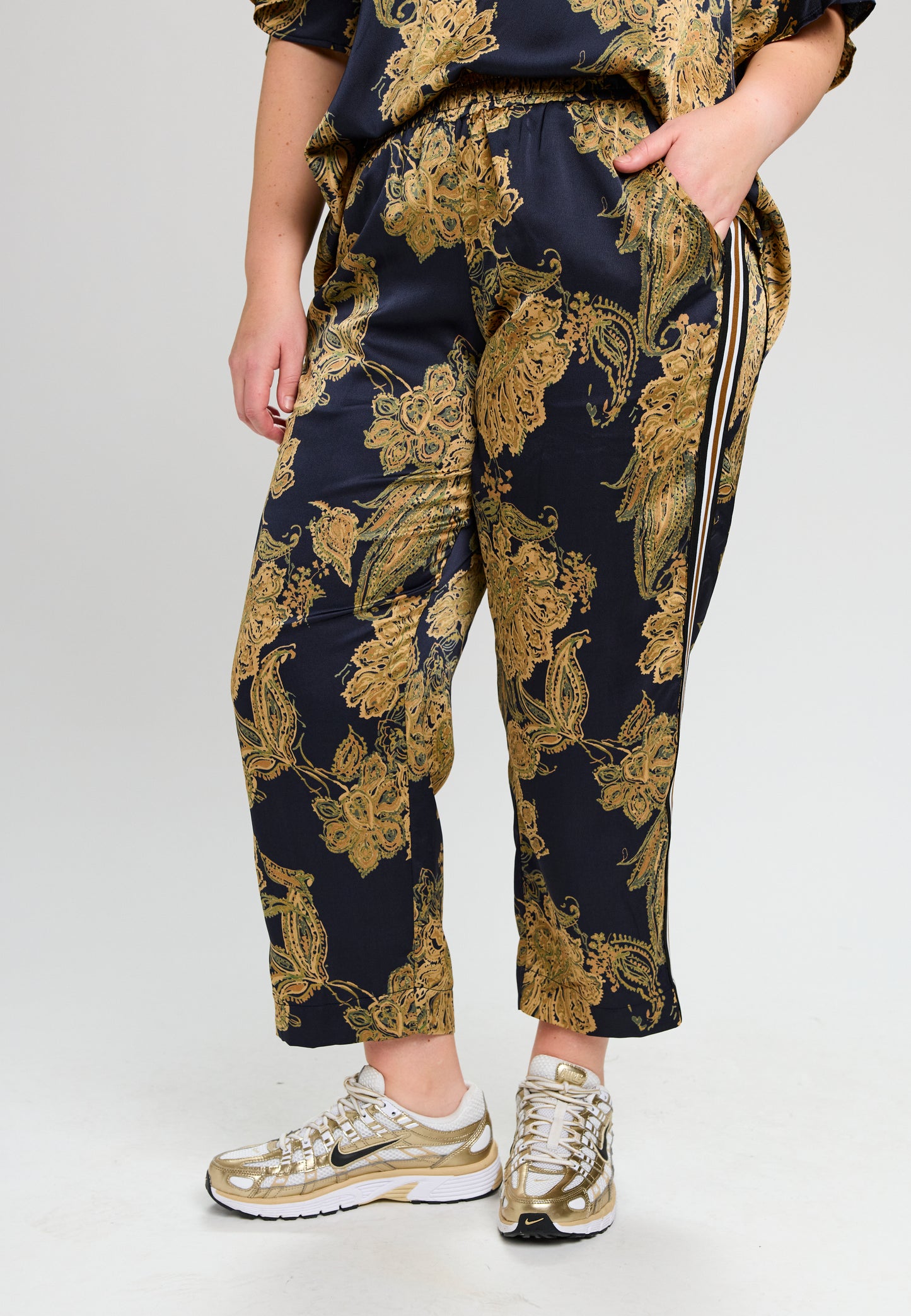 Gemusterte Hose mit Galonstreifen
