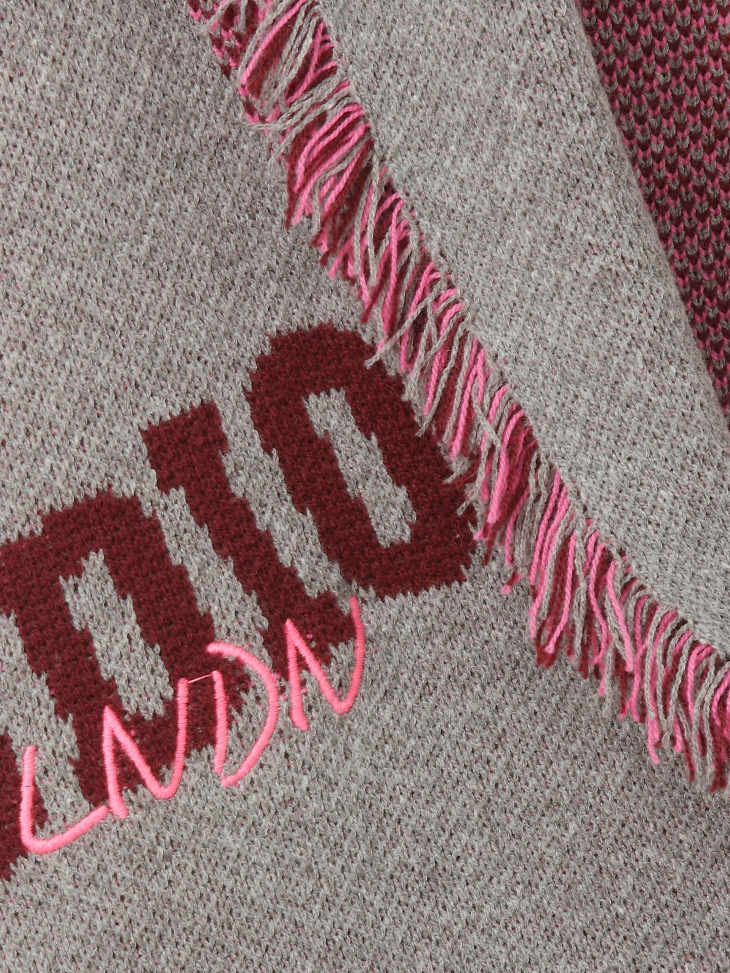 Strickjacke in College-Stil